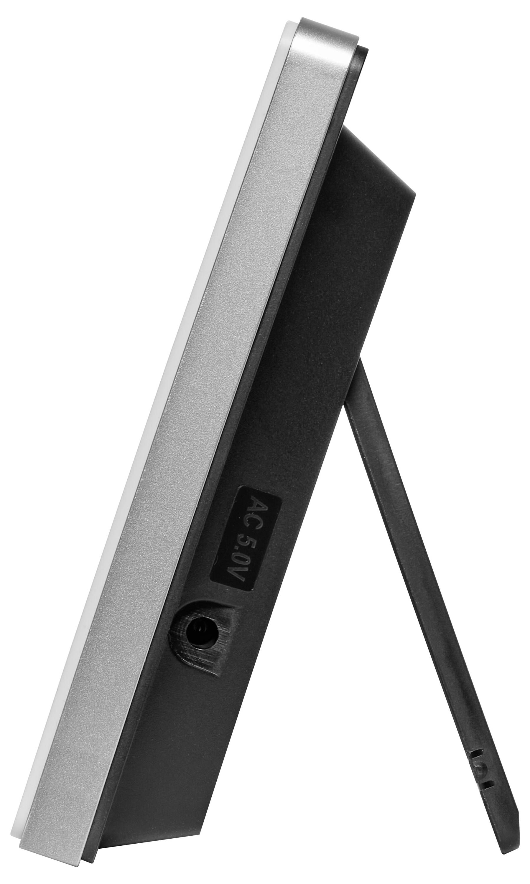 Seitenansicht eines silbernen digitalen Bilderrahmens mit Aufstellfuß und Netzteilanschluss, beschriftet mit 