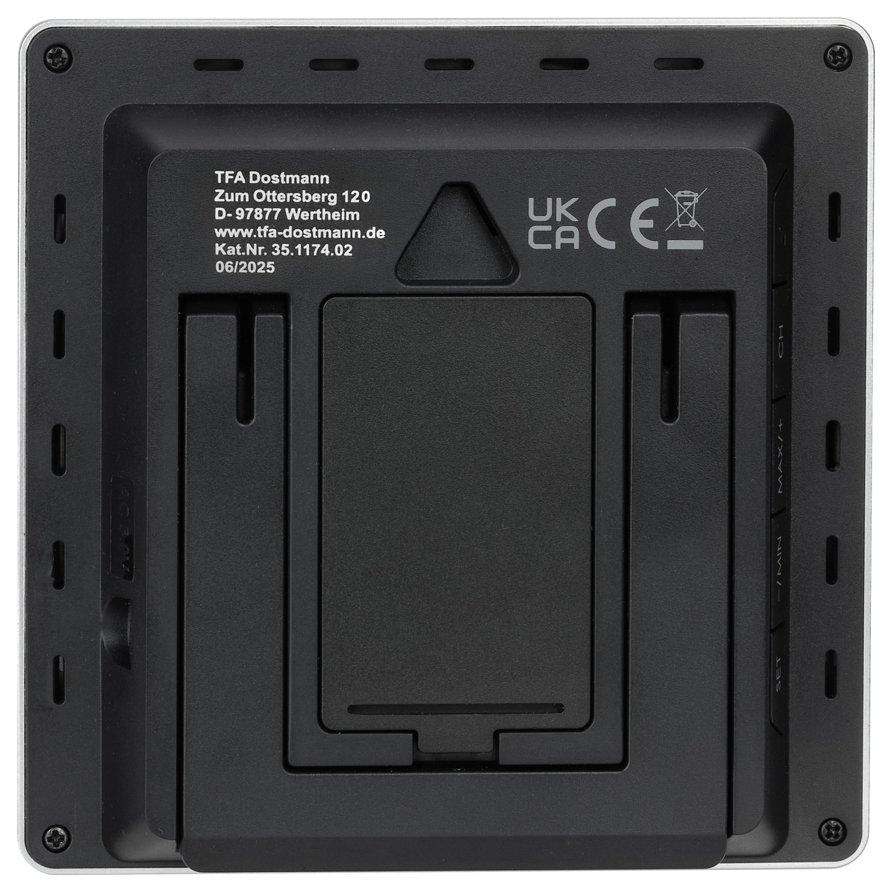 Das Bild zeigt die Rückseite eines TFA Dostmann-Geräts mit Etiketten, die die Modellnummer, den Herstellungsort, die Website, Codes und ein großes zentrales Panel angeben.