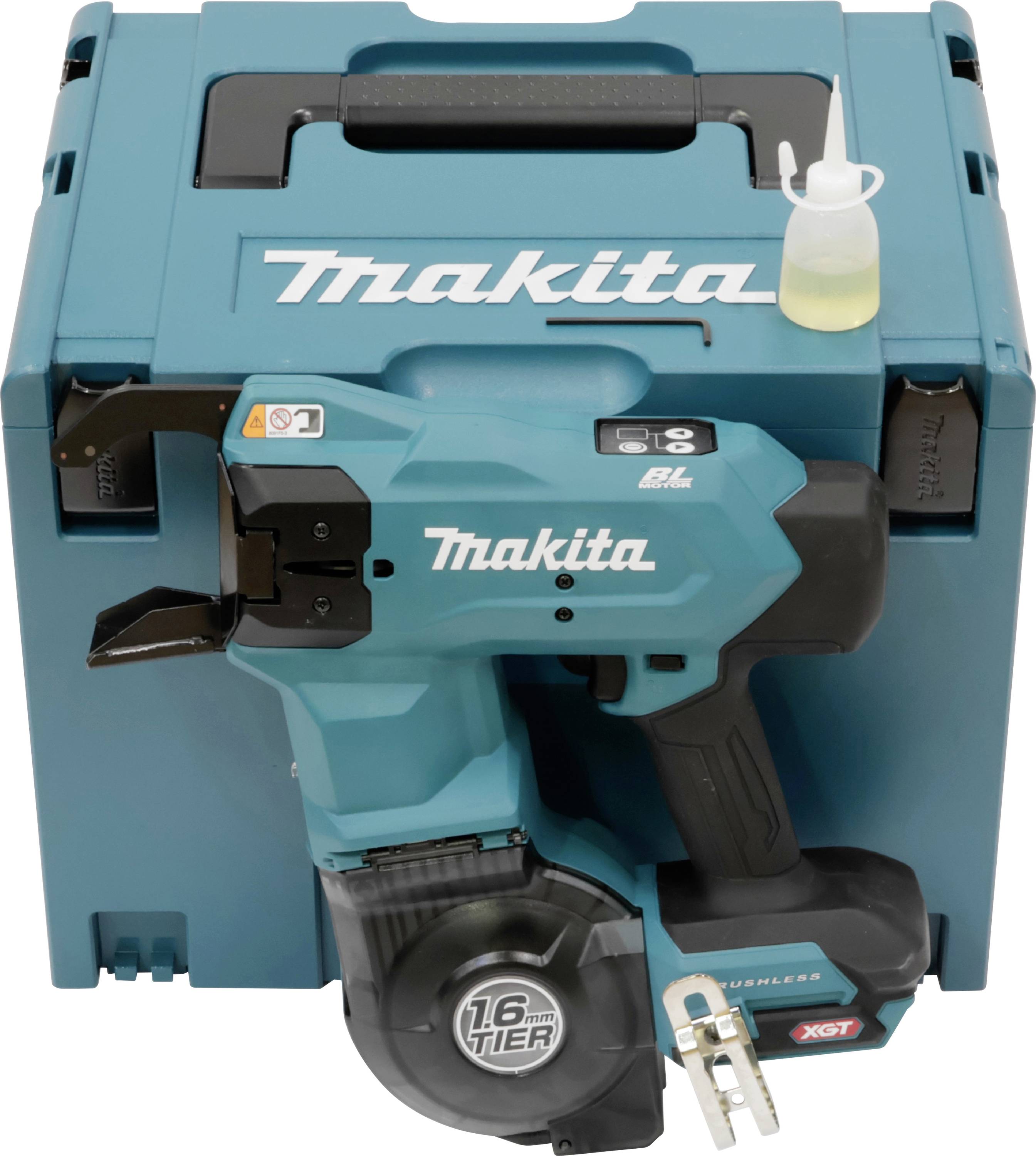 Ein blaugrünes Makita-Akku-Bewehrungsbindewerk mit einer Spule, platziert auf einem passenden Koffer, neben einer kleinen Ölflasche.