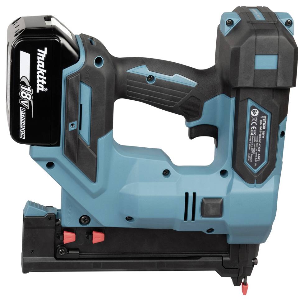 Blau-schwarze Makita 18V Akku-Nagelschussmaschine in Profilansicht auf weißem Hintergrund.