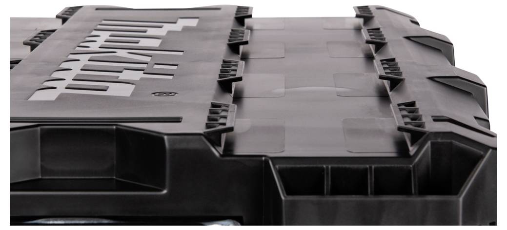 Ein schwarzer, robuster Aufbewahrungskoffer mit strukturierter Oberfläche und einem geprägten Logo auf dem Deckel, entworfen für sichere und langlebige Werkzeuglagerung.