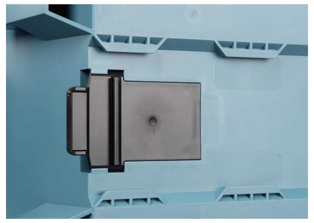 Eine Nahaufnahme einer dunkelgrünen Kunststoffbox mit einem schwarzen Verschlussmechanismus in der Mitte, der zum Sichern des Deckels verwendet wird.