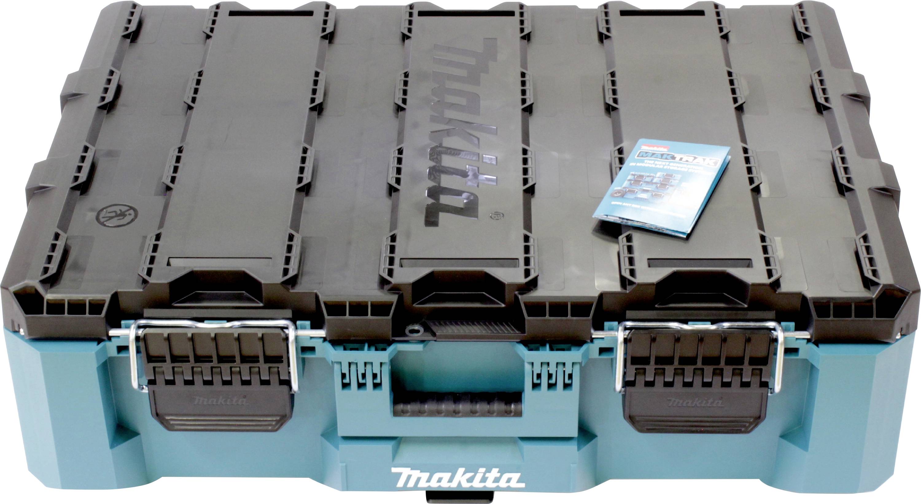 Ein großer, robuster Makita Werkzeugkoffer in Blau und Schwarz ist geschlossen, wobei ein kleines Bedienungshandbuch oben drauf liegt.
