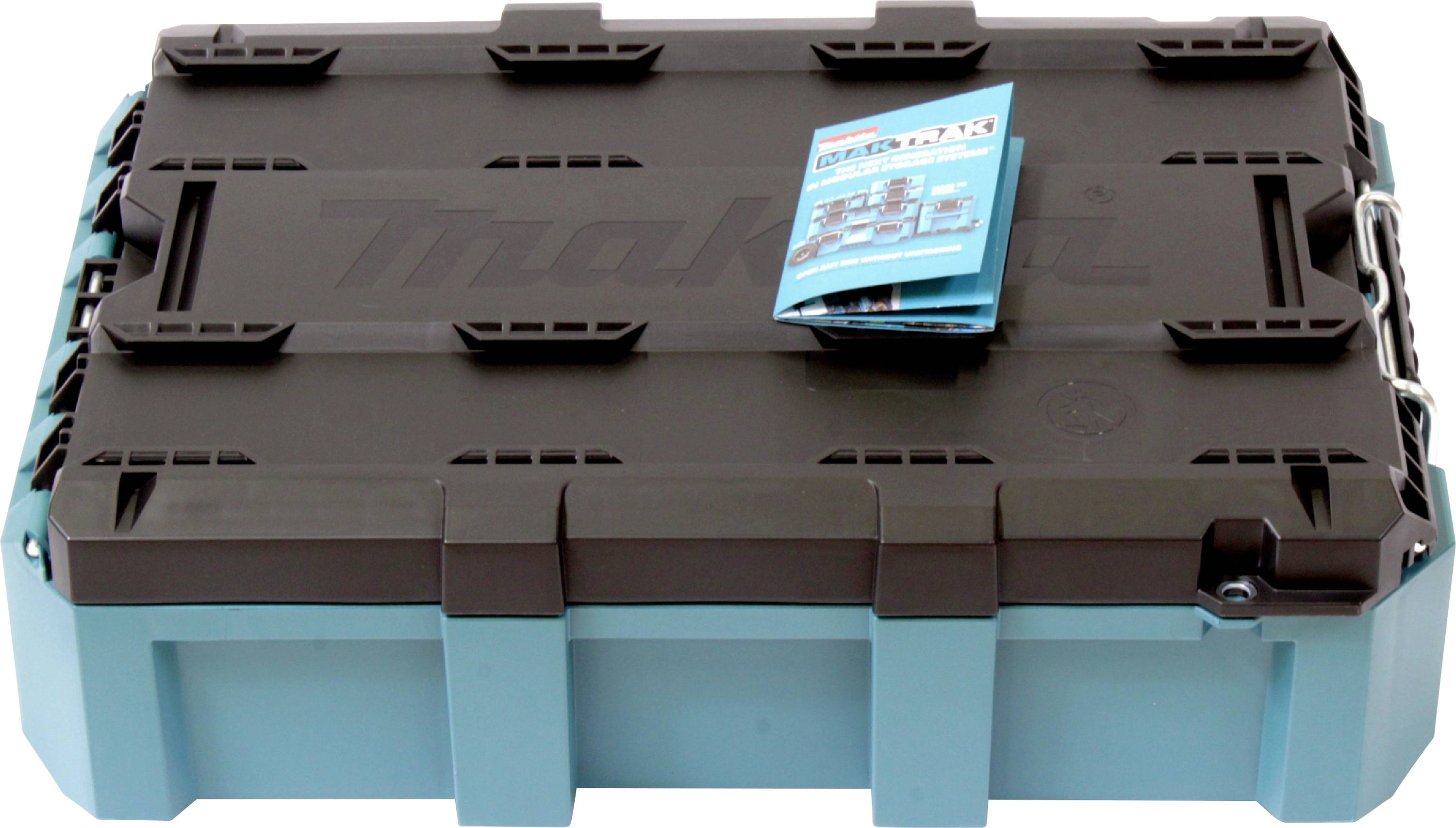 Eine petrolblaue und schwarze Makita-Werkzeugkiste mit einem blauen Papieretikett, die auf einem weißen Hintergrund steht.