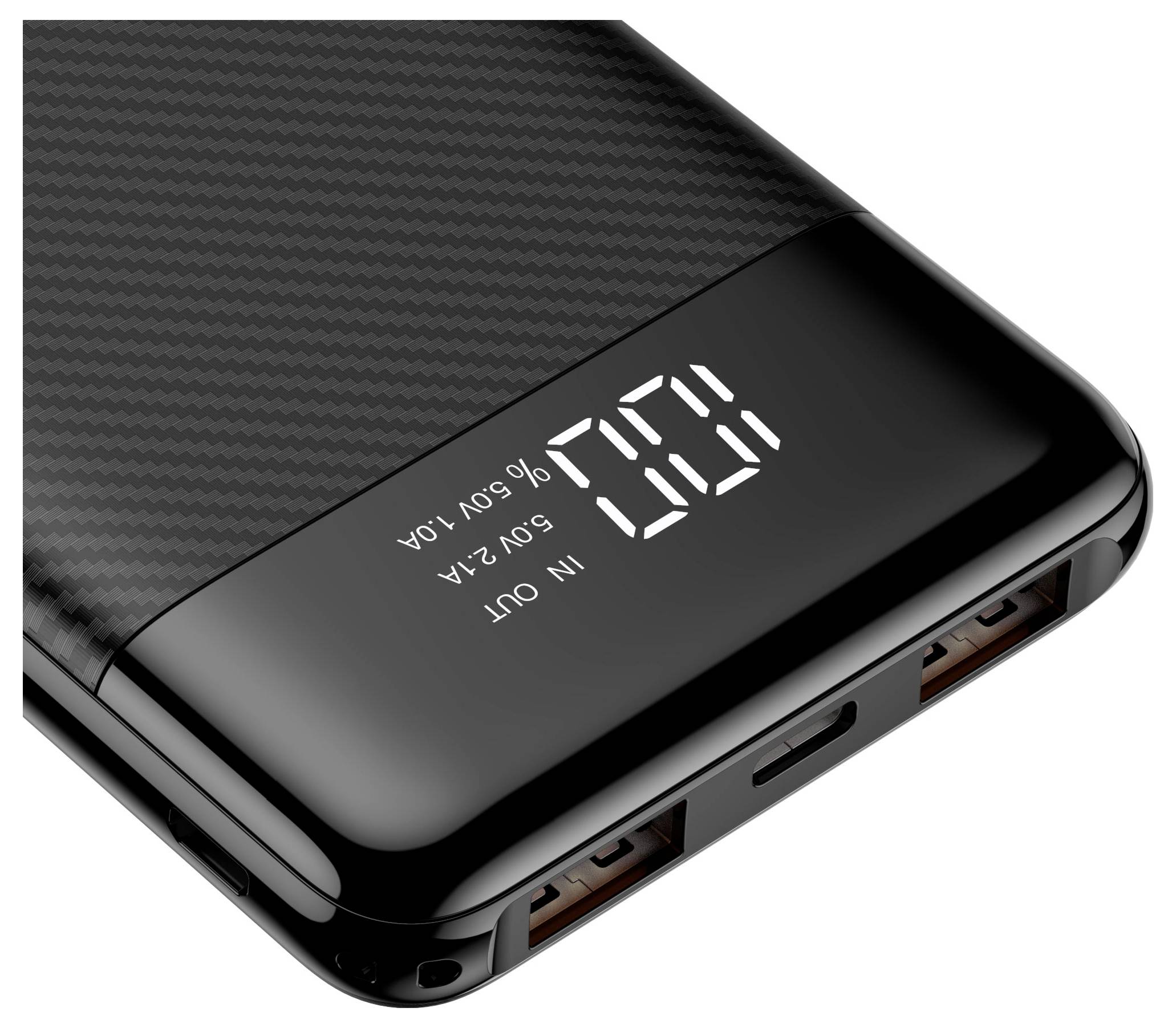 Eine tragbare Powerbank mit digitaler Anzeige, die '100%' Ladung zeigt und zwei USB-Ausgängen, designed mit einem schwarzen Karbonfaser-Muster.