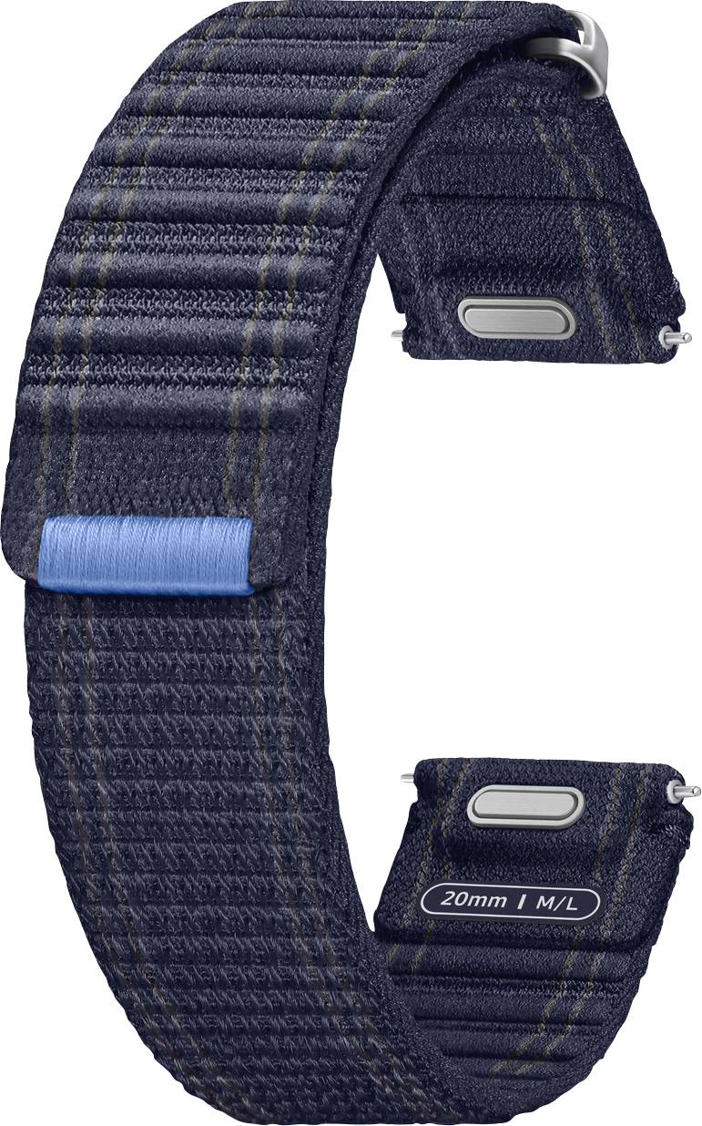 Ein blaues Stoff-Uhrenarmband mit metallischen Verbindungsstücken und einem rechteckigen Schieber, mit der Aufschrift „20mm | M/L