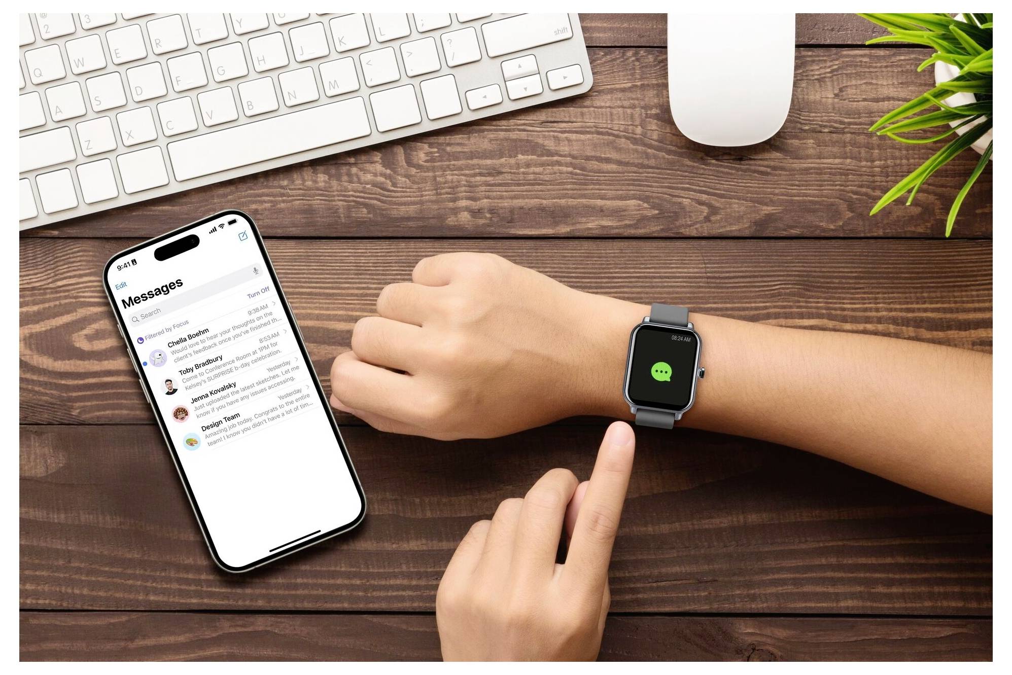 Eine Person interagiert mit einer Smartwatch, auf der ein Messaging-App-Symbol angezeigt wird, auf einem Holzschreibtisch neben einem Smartphone, das Nachrichten anzeigt.