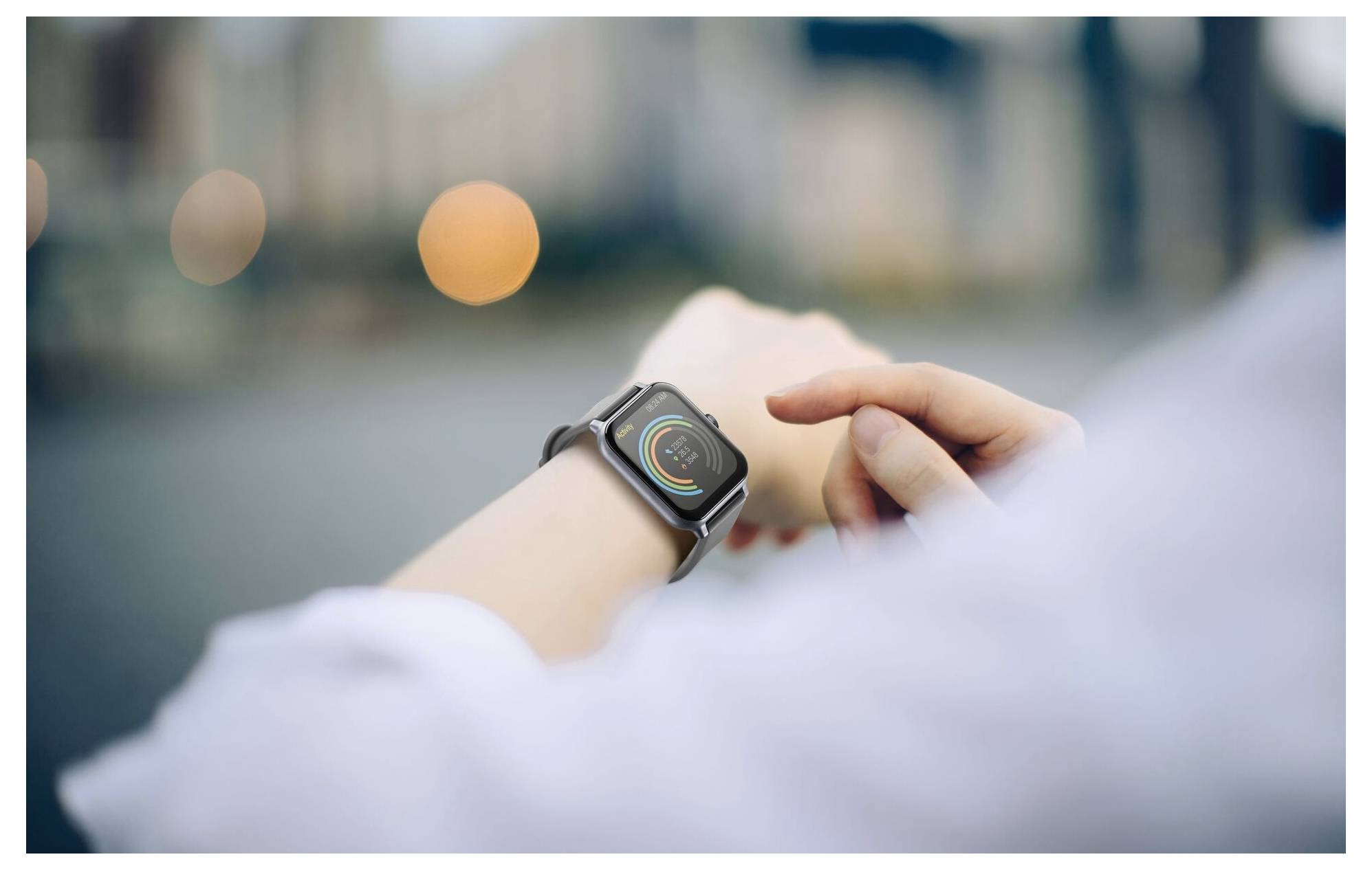 Eine Person, die eine Smartwatch trägt, überprüft Benachrichtigungen mit einer unscharfen Stadtlandschaft im Hintergrund, was auf Konnektivität unterwegs hindeutet.