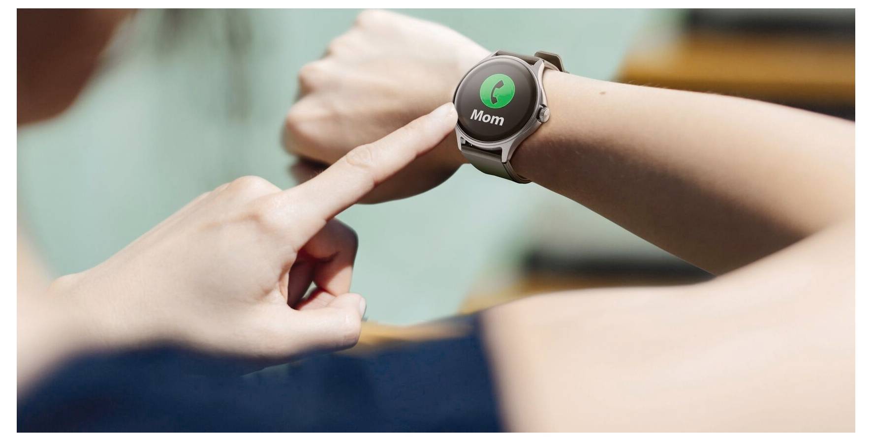 Eine Smartwatch am Handgelenk zeigt einen eingehenden Anruf von „Mutter
