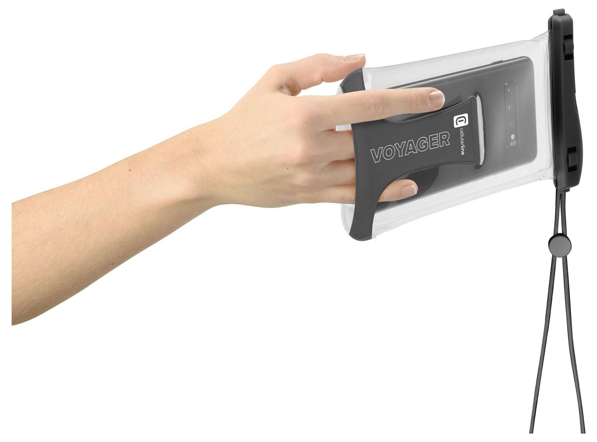 Eine Hand hält ein Smartphone in einer transparenten Hülle mit der Aufschrift „VOYAGER