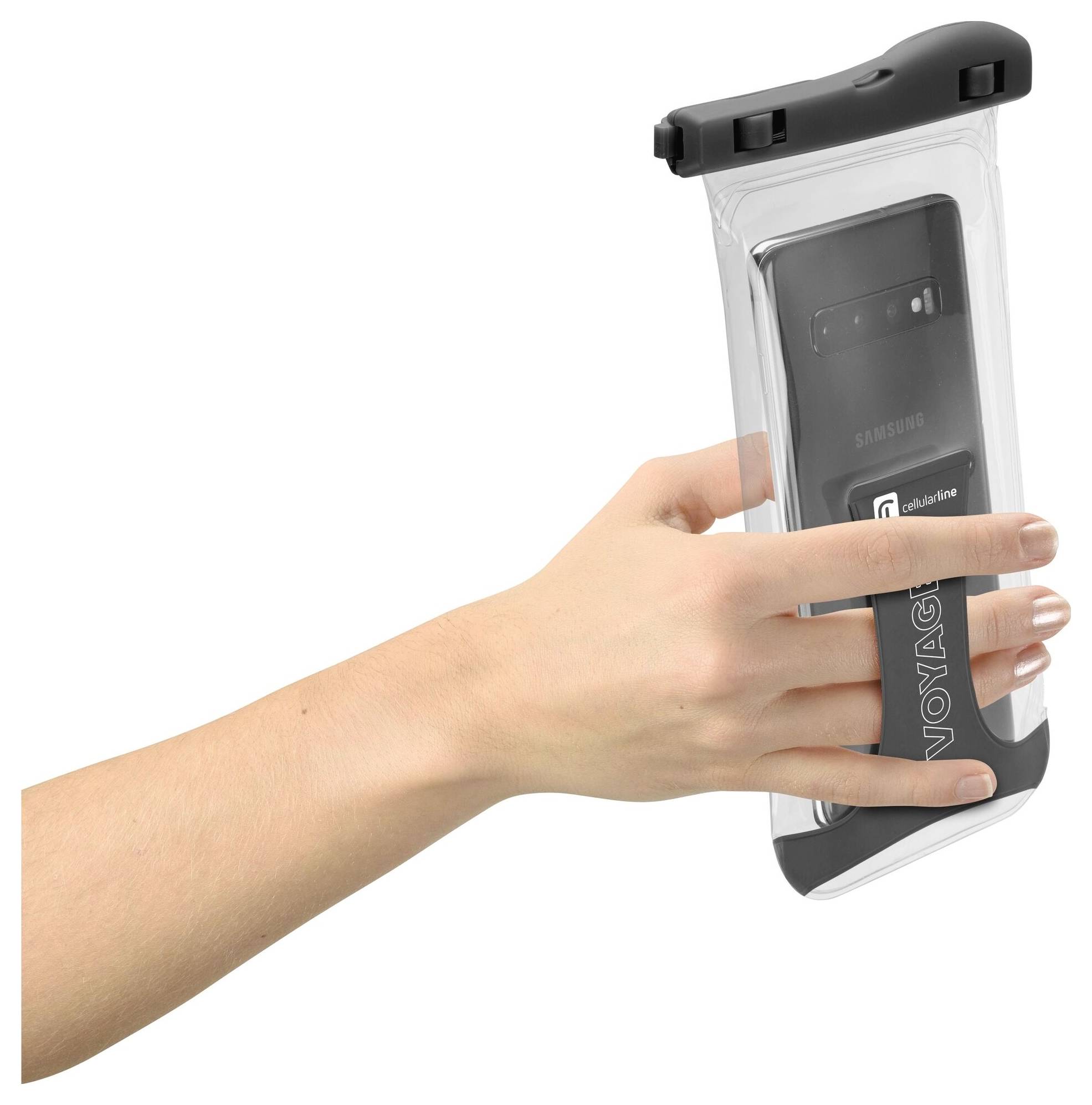 Eine Hand hält einen transparenten, wasserdichten Handybeutel mit einem Smartphone im Inneren, auf dessen Seite das Wort 