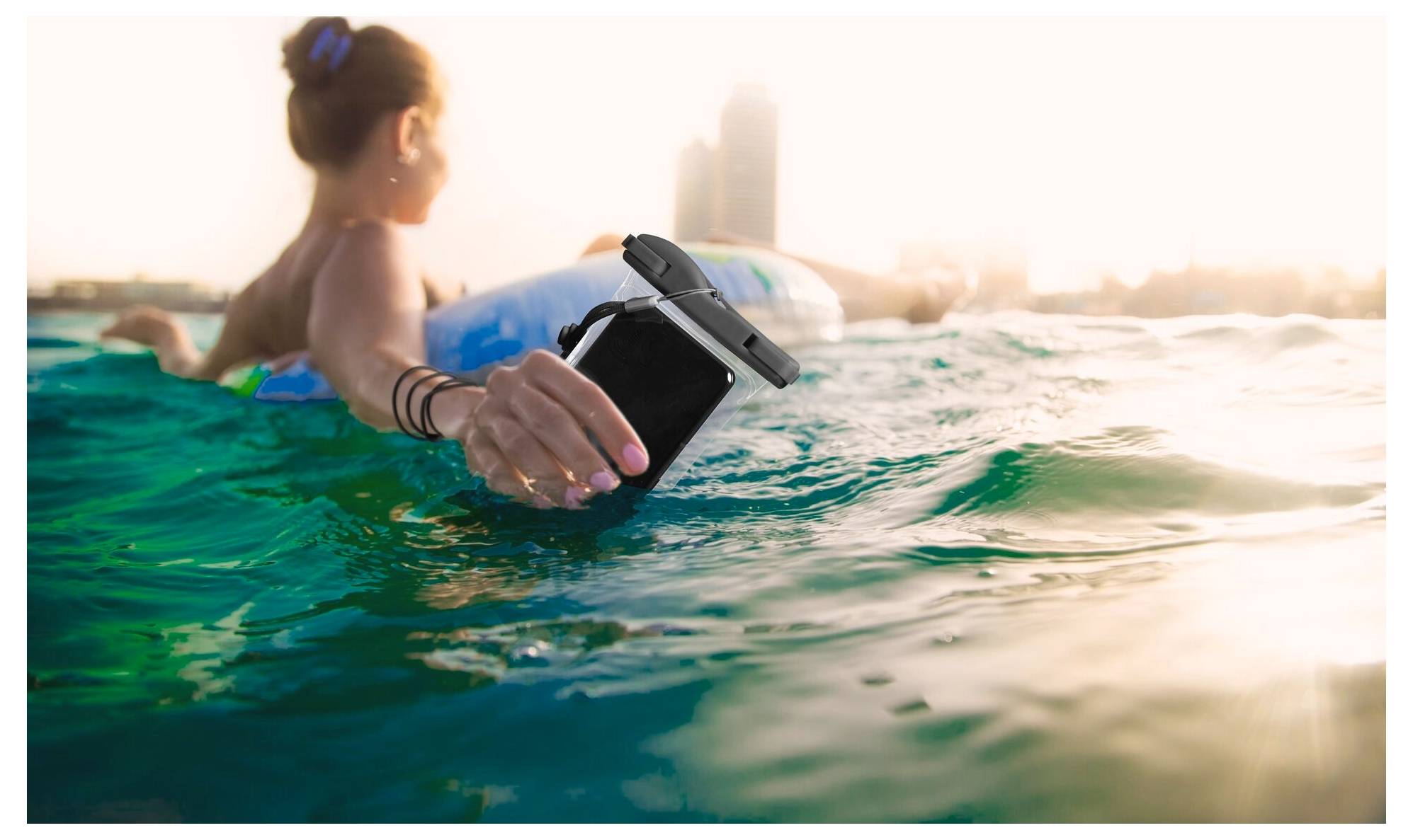 Das Bild zeigt einen transparenten Displayschutz, der über einem Smartphone ausgerichtet ist und den Schutzbereich des Protektors hervorhebt.