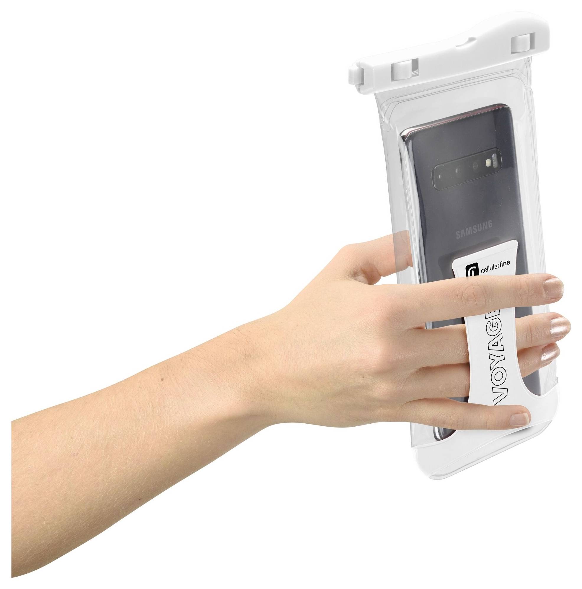 Eine Hand hält eine durchsichtige wasserdichte Schutzhülle, die ein Samsung-Smartphone und eine mit 