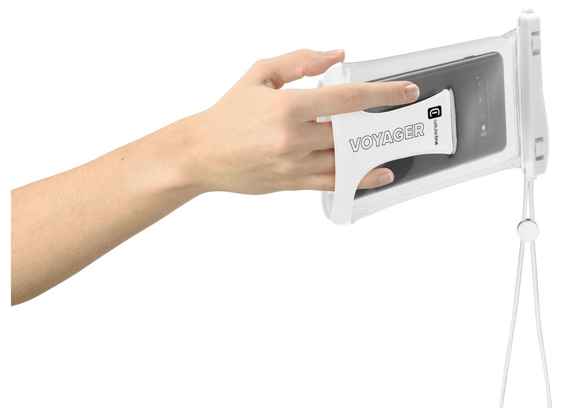 Eine Hand hält eine weiße wasserdichte Handyhülle mit der Aufschrift „Voyager