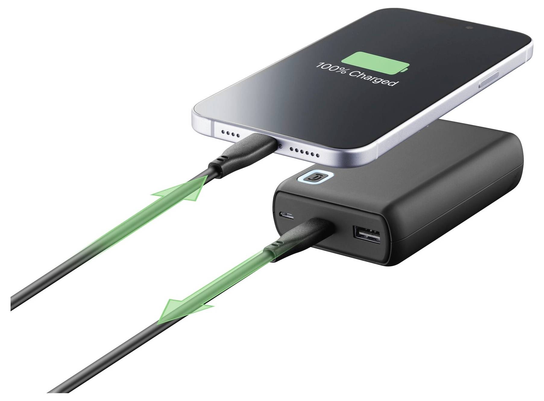 Ein Mobiltelefon-Ladegerät, das in eine Steckdosenleiste eingesteckt ist, mit unscharfem Hintergrund, der eine Person zeigt, die an einem Schreibtisch arbeitet.