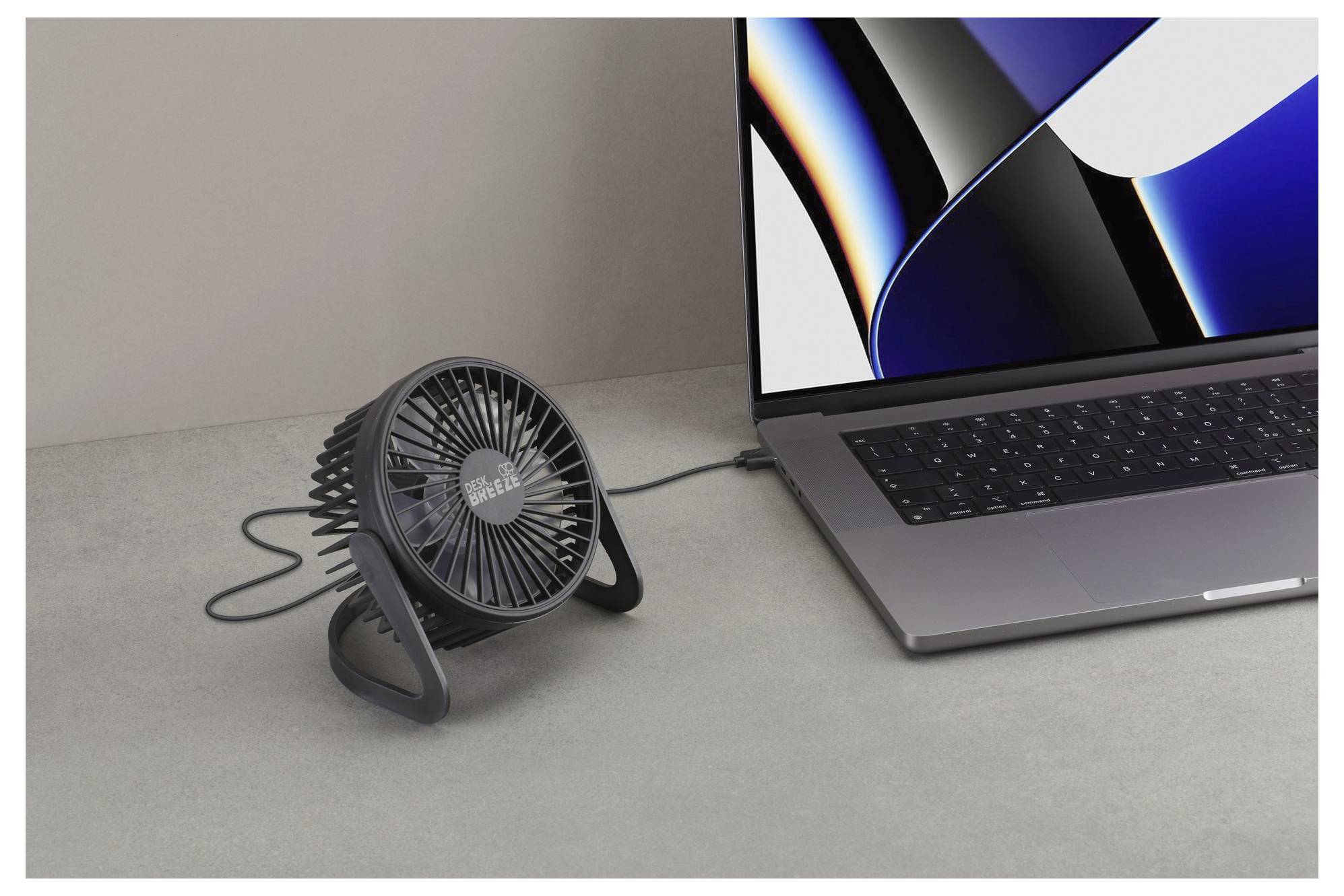 Eine schwarze, rechteckige Powerbank mit einer Kapazität von 20.000 mAh, ausgestattet mit USB- und USB-C-Anschlüssen auf der Oberseite zum Aufladen von Geräten.