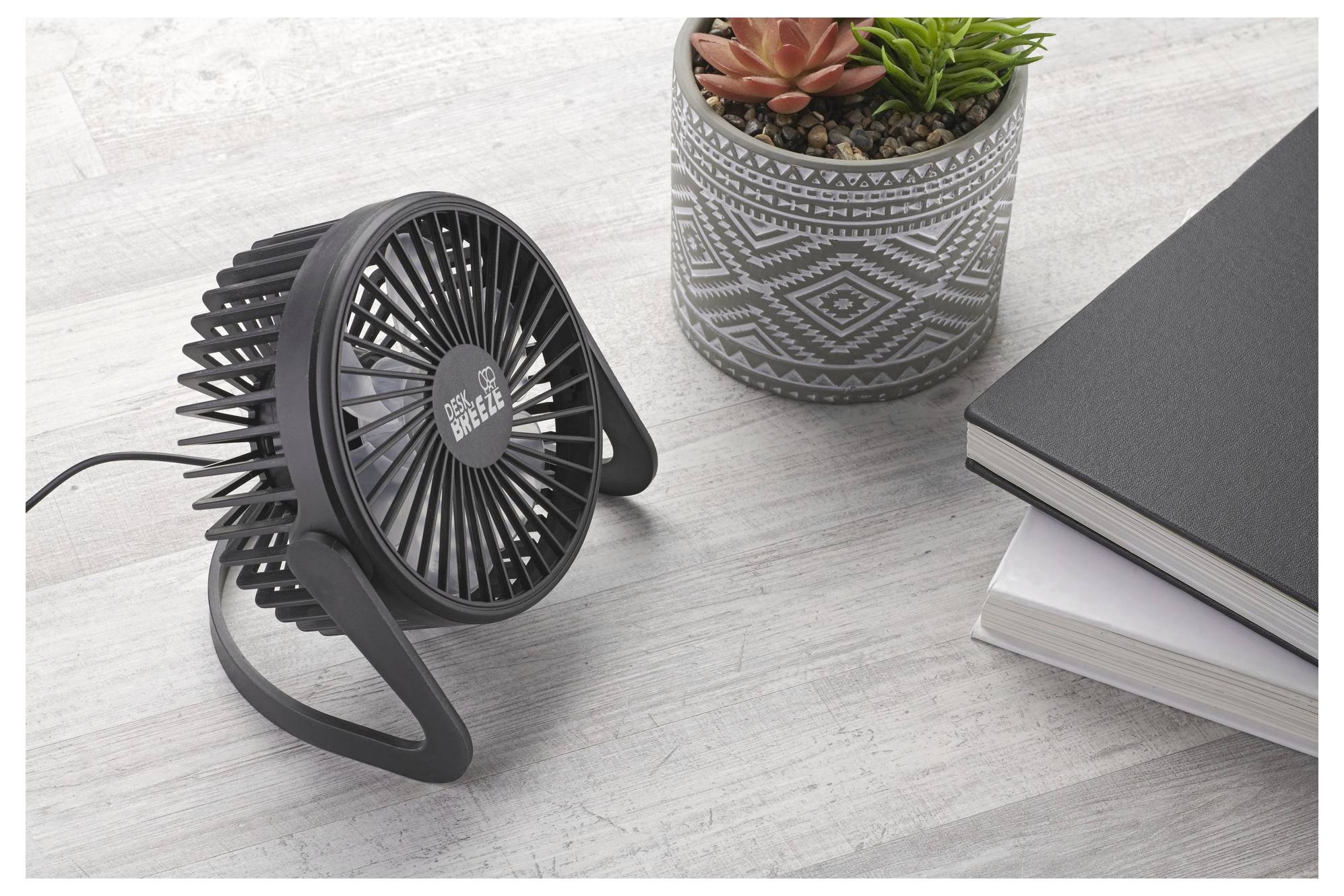 Ein schwarzer und silberner Autolader mit zwei USB-Anschlüssen, auf der Oberseite mit 