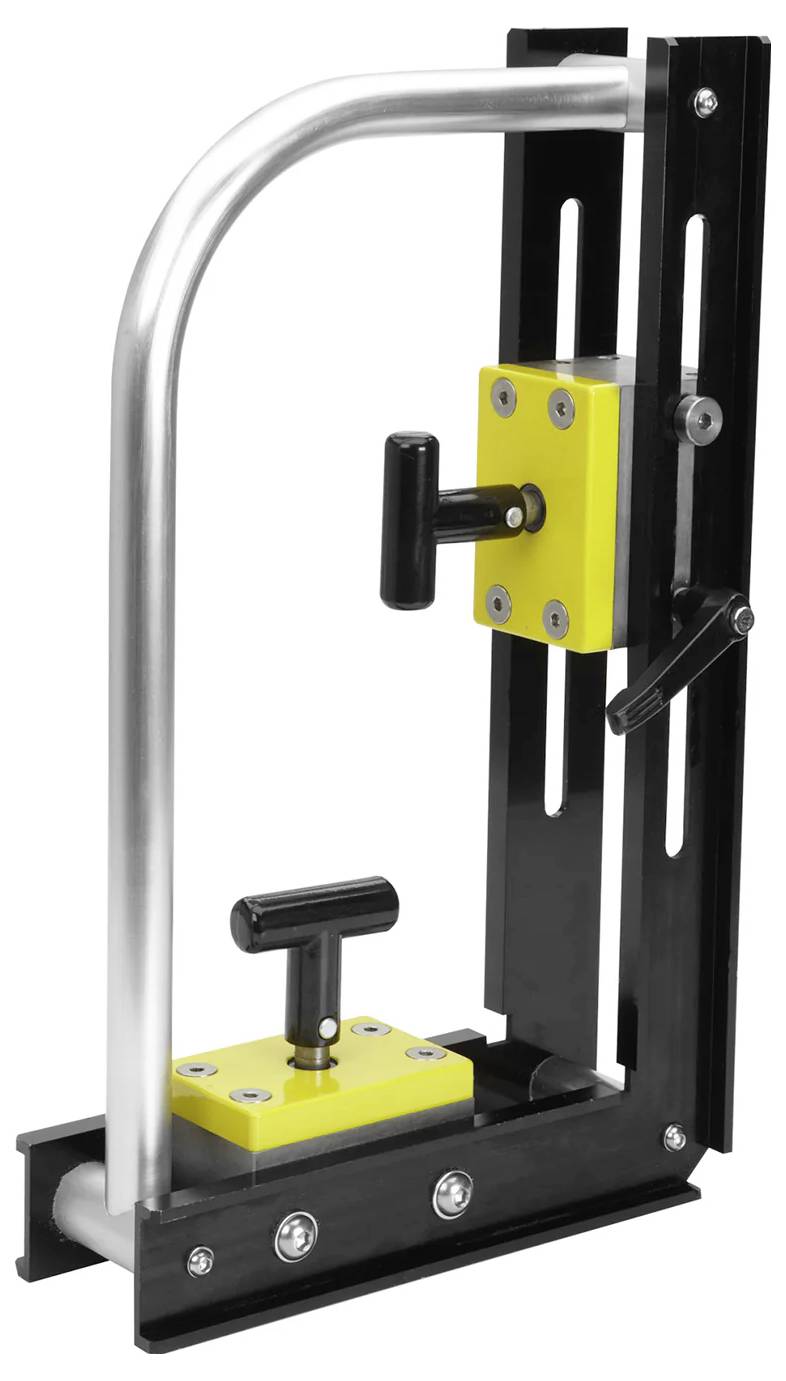 Ein Jig-Werkzeug aus Metall und Kunststoff mit gelben verstellbaren Klammern und einem T-förmigen Griff, das für präzise Holzarbeiten oder Bauaufgaben verwendet wird.