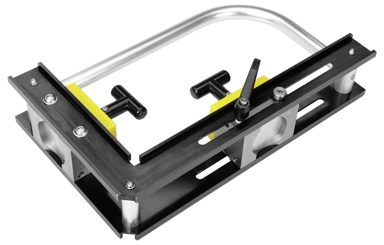 Ein rechteckiges Verbindungswerkzeug mit einem Metallrahmen, verstellbaren gelben Schraubzwingen und einem silbernen Griff, verwendet für Holzarbeiten oder Bauaufgaben.