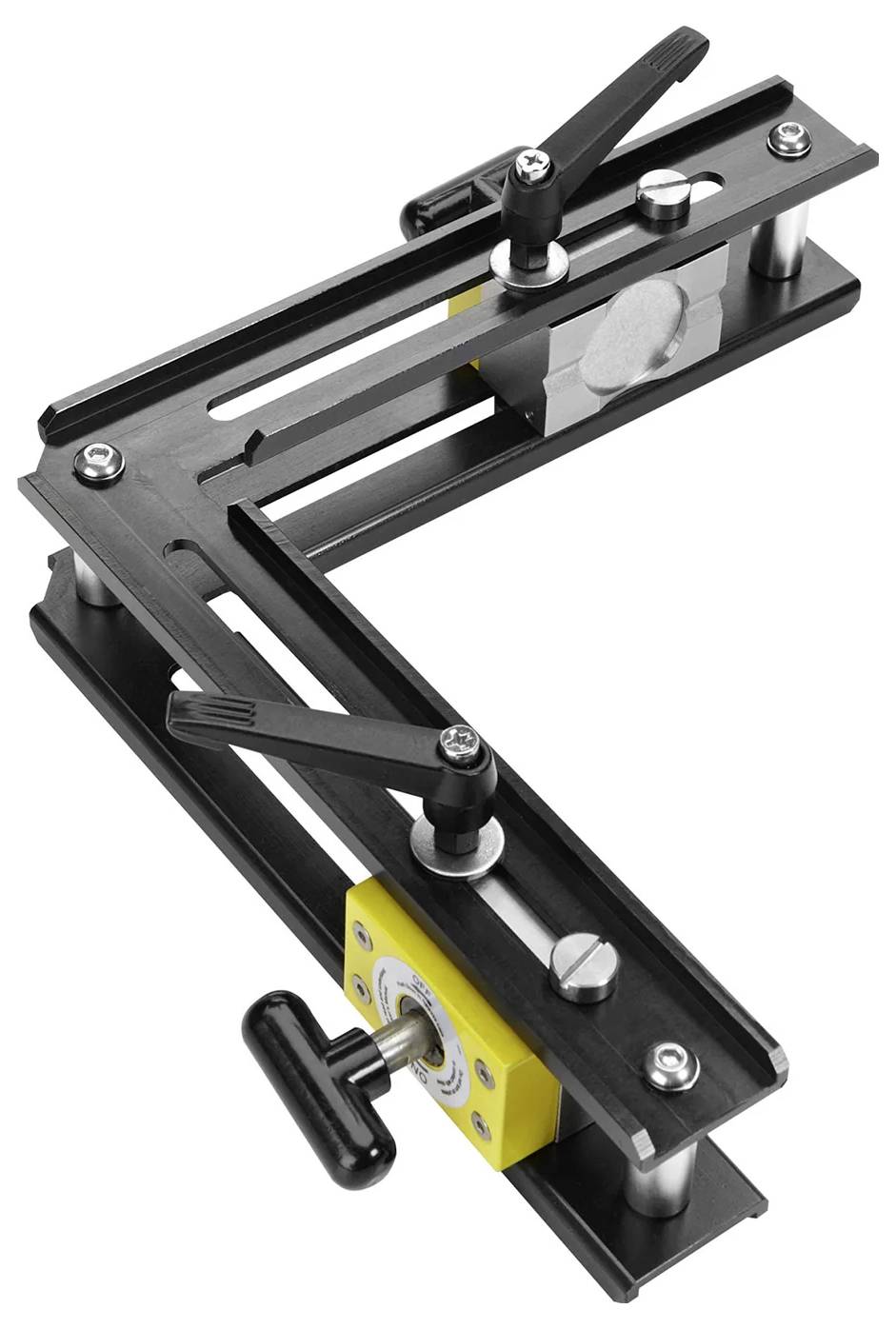 Eine schwarze Klammer mit einstellbaren Hebeln und einem gelben Griff, die zum Befestigen oder Vermessen von Materialien verwendet wird, vor einem einfarbigen Hintergrund.