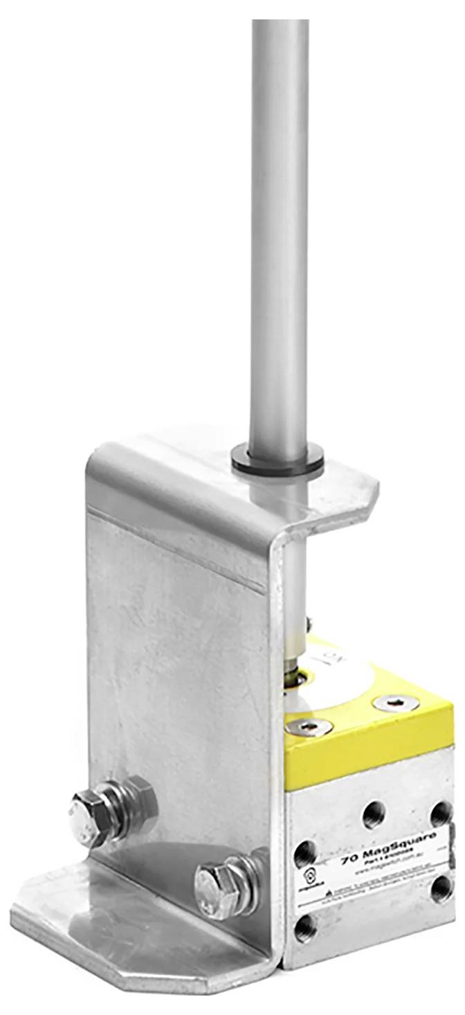 Ein Metall- und gelbes magnetisches Gerät mit einem vertikalen Stab, das zum sicheren Heben und Positionieren von metallischen Gegenständen verwendet wird.