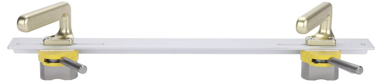 Eine Längenendmaßstab mit zwei goldenen Griffen auf einer weißen Metallstange, an jedem Ende gesichert durch eine gelbe Klemme mit einem schwarzen Hebel, verwendet für präzise Messungen.