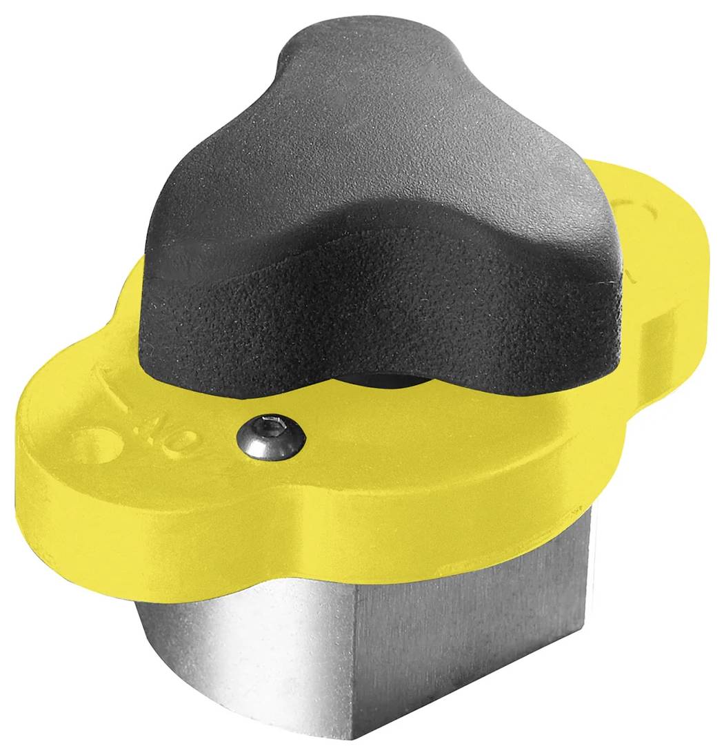 Ein gelb-schwarzer Schraubenschlüssel mit einer metallischen Basis, entwickelt zum Anziehen oder Lösen von Schrauben, vor einem weißen Hintergrund isoliert.