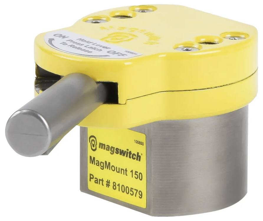 Ein gelber MagMount 150 magnetischer Werkzeughalter mit einem Hebel und einer Beschriftung mit der Teilenummer '8100579', der zum Befestigen von Gegenständen verwendet wird.