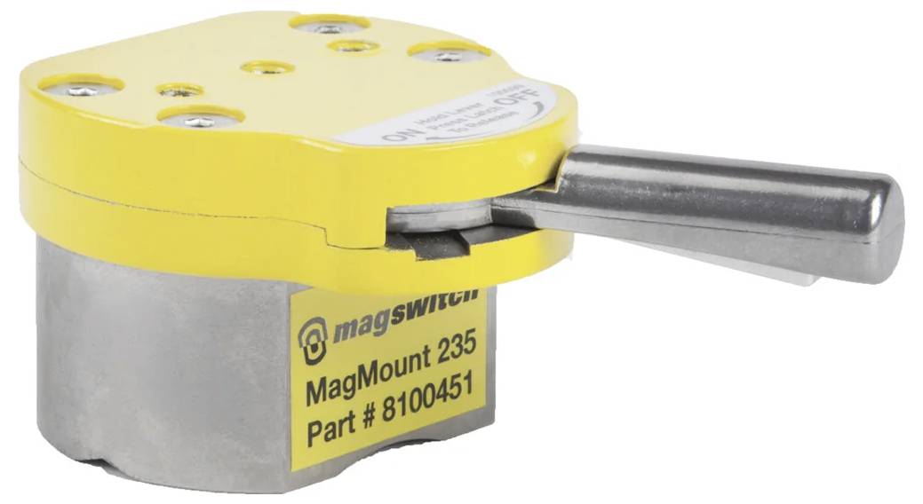 Ein gelber MagMount 235 magnetischer Schaltwerkzeug mit einem Metallhebel, beschriftet mit 'magswitch' und Teilenummer 8100451, in Seitenansicht gezeigt.
