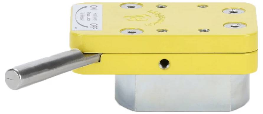 Gelber magnetischer Hebemagnet mit Hebel in Ausgangsstellung, verwendet zum Heben von Metallmaterialien; rechteckige Basis mit vier sichtbaren Schrauben.