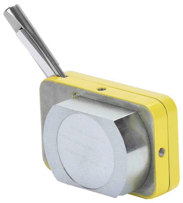 Ein gelb-seitiges Metallgerät mit einem hervorstehenden Metallgriff, möglicherweise ein Werkzeug oder Teil einer Maschine. Details auf der kreisförmigen Oberfläche sind nicht lesbar.