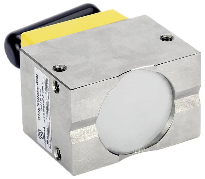 Ein rechteckiger metallischer Block mit einer kreisförmigen Vertiefung an einer Seite, versehen mit einer Beschriftung 