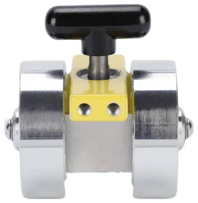 Ein kleines Metallkugelventil mit einem schwarzen Kunststoffgriff oben, ausgestattet mit einer gelben Basis und zwei glänzenden zylindrischen Seitenverbindungen.