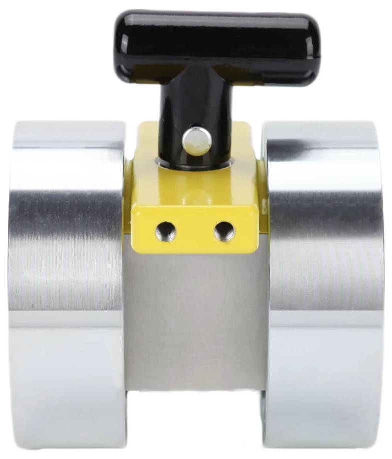 Ein Metalldruckventil mit einem gelben Gehäuse und einem schwarzen T-förmigen Griff, entwickelt zur Steuerung des Gasflusses und charakteristisch für eine industrielle Umgebung.