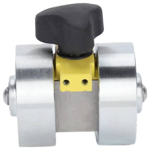 Ein Metallrohrabschneider mit einem schwarzen Knopf oben und zwei silbernen rotierenden Rädern zum Durchschneiden von Rohren.