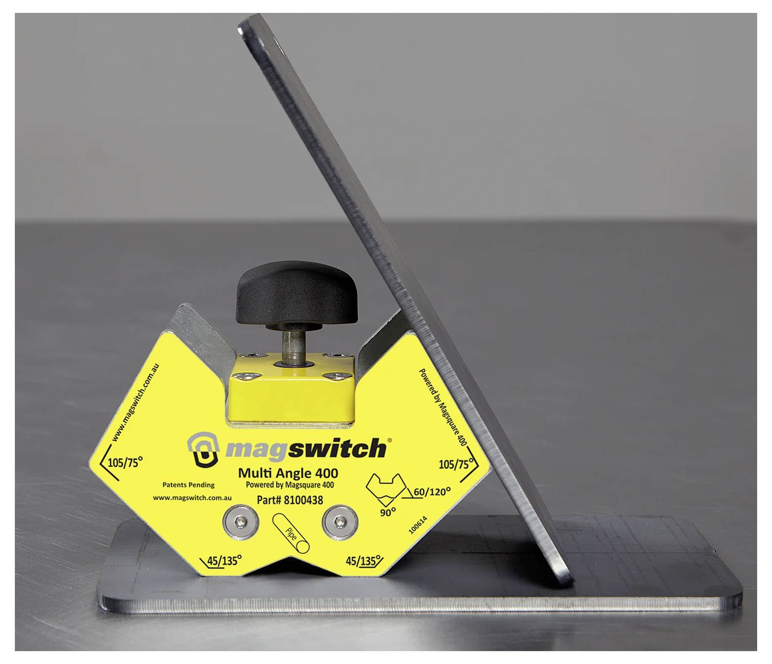 Ein gelber 'Magswitch Multi Angle 400' Magnetwerkzeug hält Metallteile in einem Winkel auf einer metallischen Oberfläche und demonstriert dabei seine Positionierungsfähigkeit.