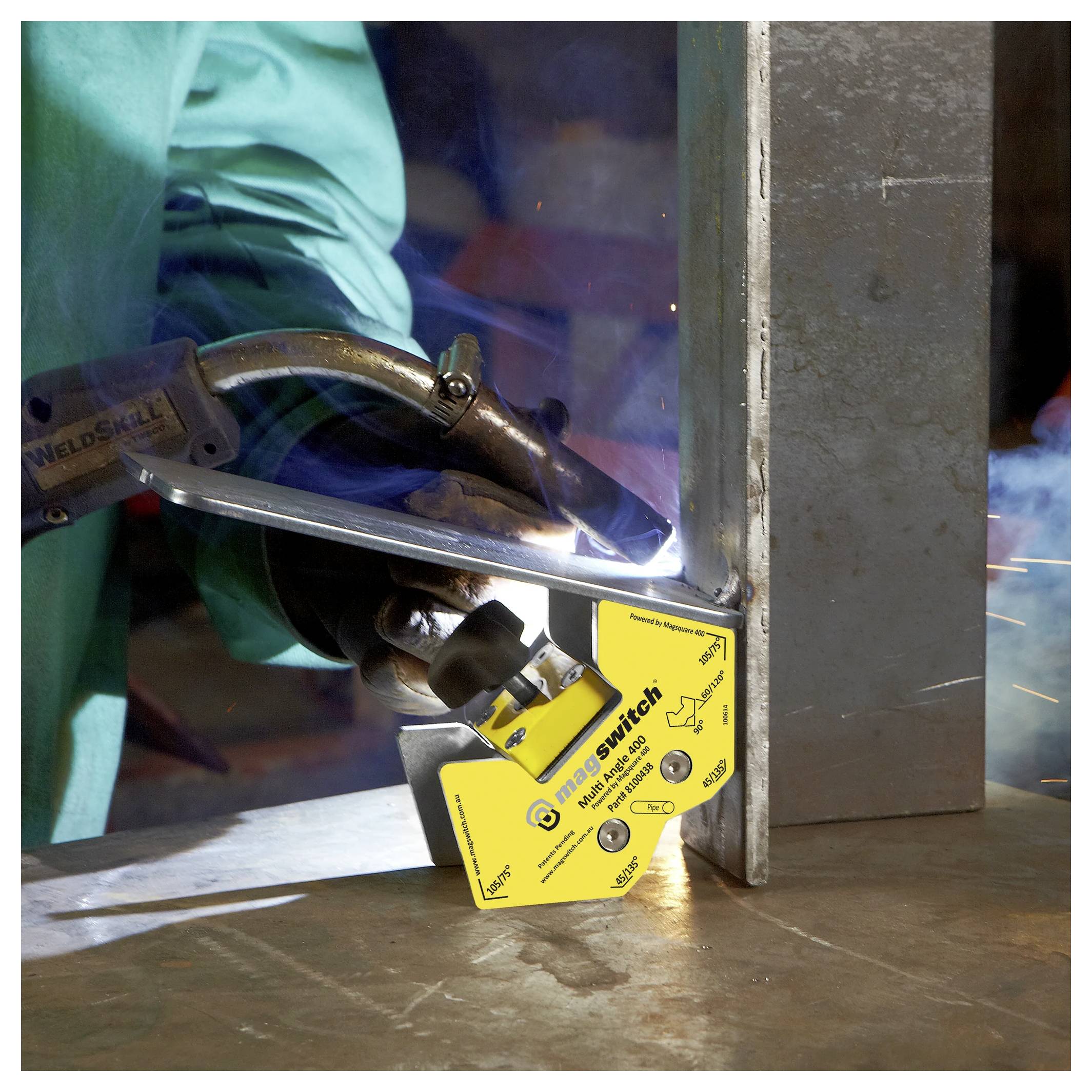 Ein Schweißer verwendet ein magnetisches Schweißwinkelmaß, um einen präzisen 90-Grad-Winkel zwischen zwei Metallteilen zu gewährleisten und so die Genauigkeit und Effizienz zu verbessern.