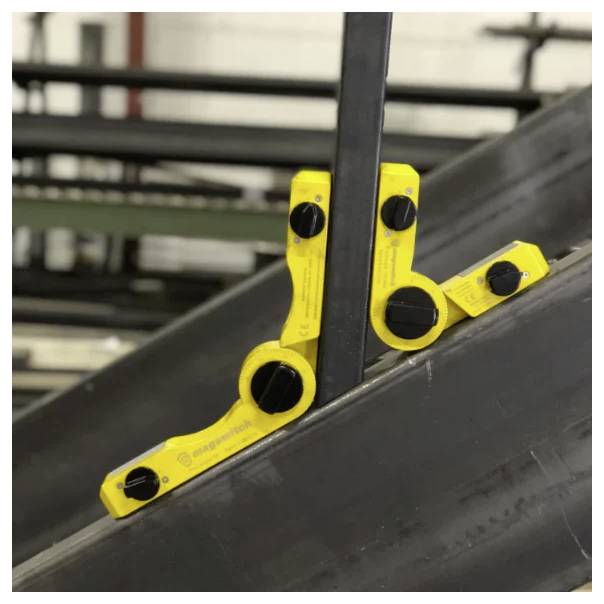 Ein gelber magnetischer Winkelfinder haftet an zwei sich kreuzenden Metallträgern und zeigt den Winkel für die Konstruktionsausrichtung an.