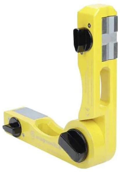 Ein gelber magnetischer Schweißhalter mit schwenkbaren Klammern, der entwickelt wurde, um Metallteile während Schweißarbeiten sicher im rechten Winkel zu fixieren.