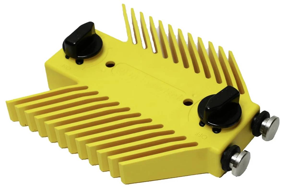 Eine gelbe Pferdestärke-Lamm-Elektroschermaschine mit scharfen Metallzähnen und verstellbaren Knöpfen, die zum Scheren von Schafwolle verwendet wird.