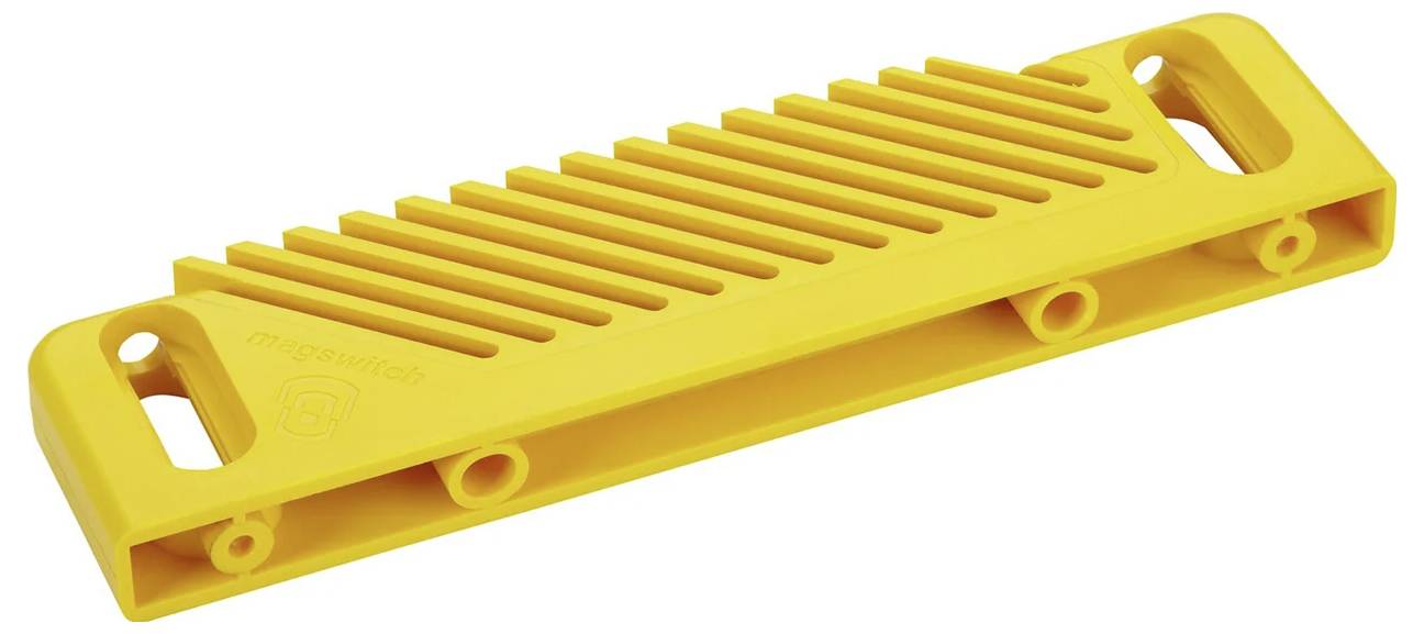 Ein gelber Blindenleitstreifen aus Kunststoff mit erhabenen Rillen und Griffen, der zur Verbesserung der Barrierefreiheit auf Gehwegen oder in Verkehrsbereichen verwendet wird.