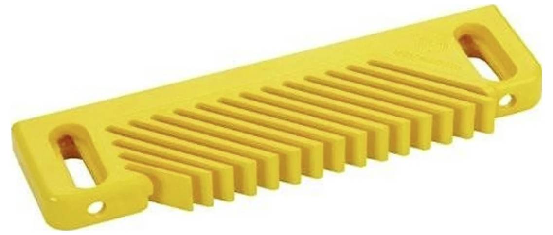 Gelbe Plastik-Fingerboard-Platte, die zum Training der Griffkraft beim Klettern verwendet wird; verfügt über mehrere Fingerschlitze für verschiedene Schwierigkeitsstufen.