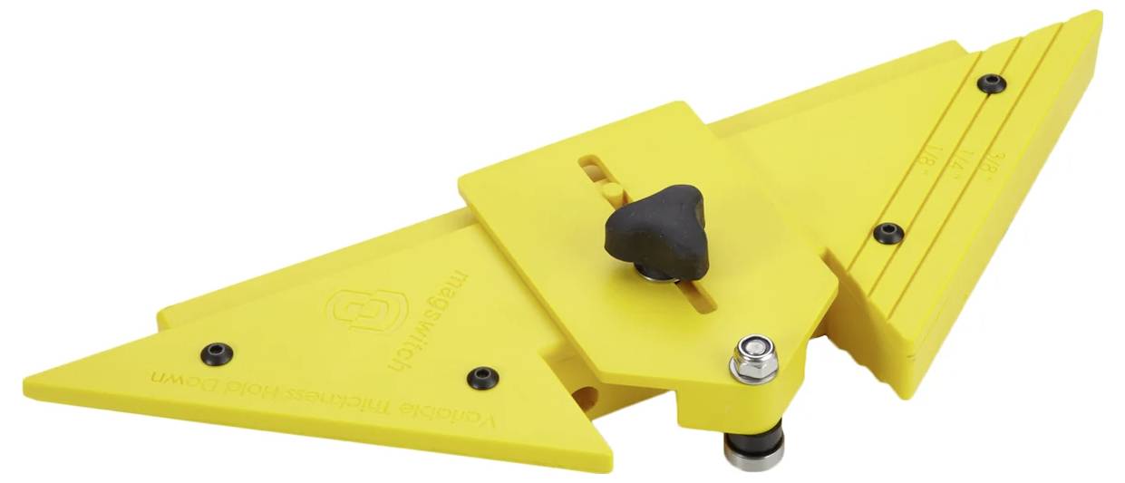 Ein gelbes Plastikwerkzeug mit verstellbaren dreieckigen Teilen und einem schwarzen Knopf, das zum Messen von Winkeln verwendet wird.