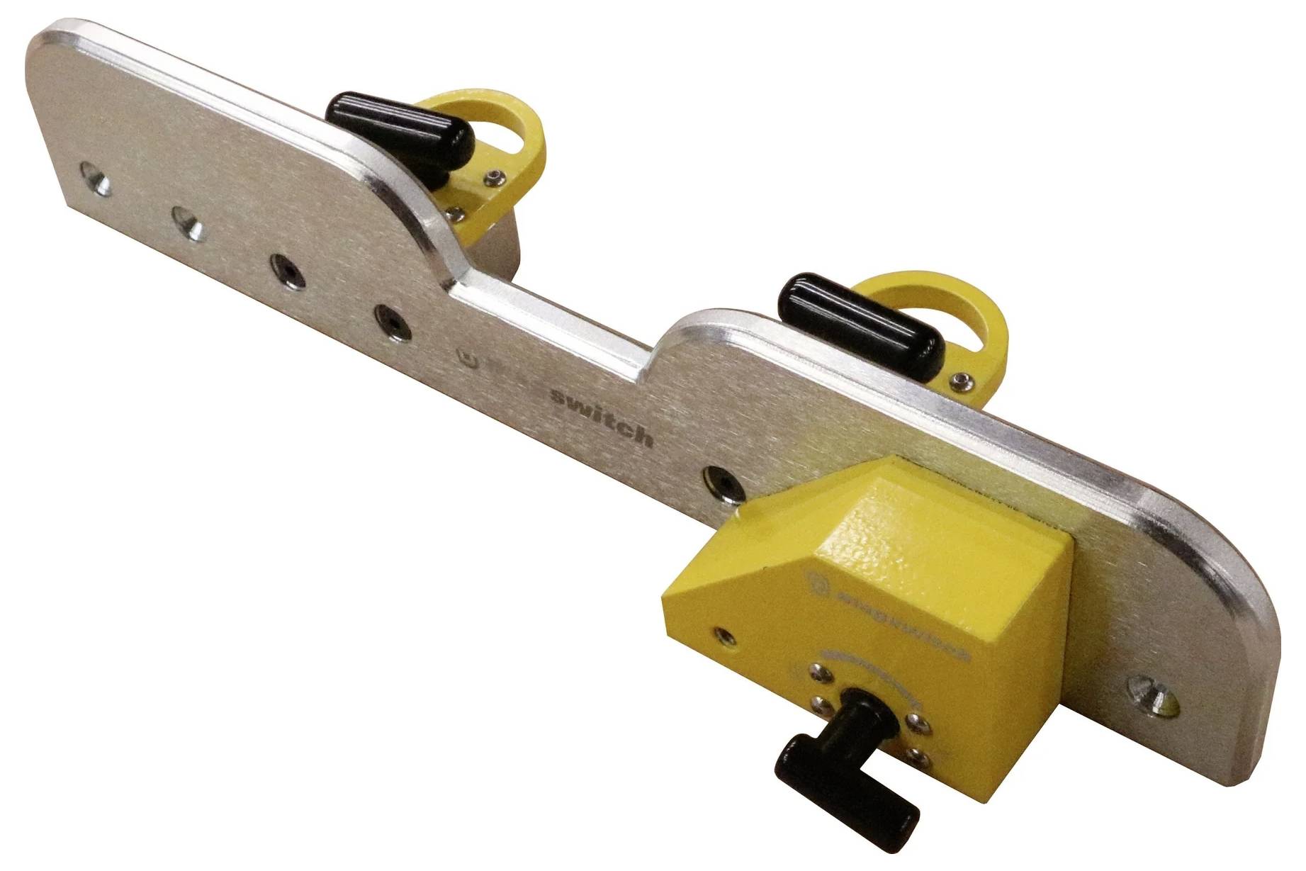 Eine Metall-Eis-Steigeisen mit gelbem Griff, die zum Befestigen an Oberflächen verwendet wird.