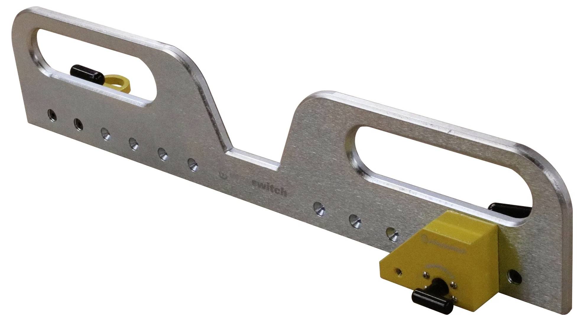 Eine silberne Metalltool mit zwei Griffen und einer gelben verstellbaren Komponente, die zum sicheren Ausrichten oder Justieren anderer Gegenstände verwendet wird.