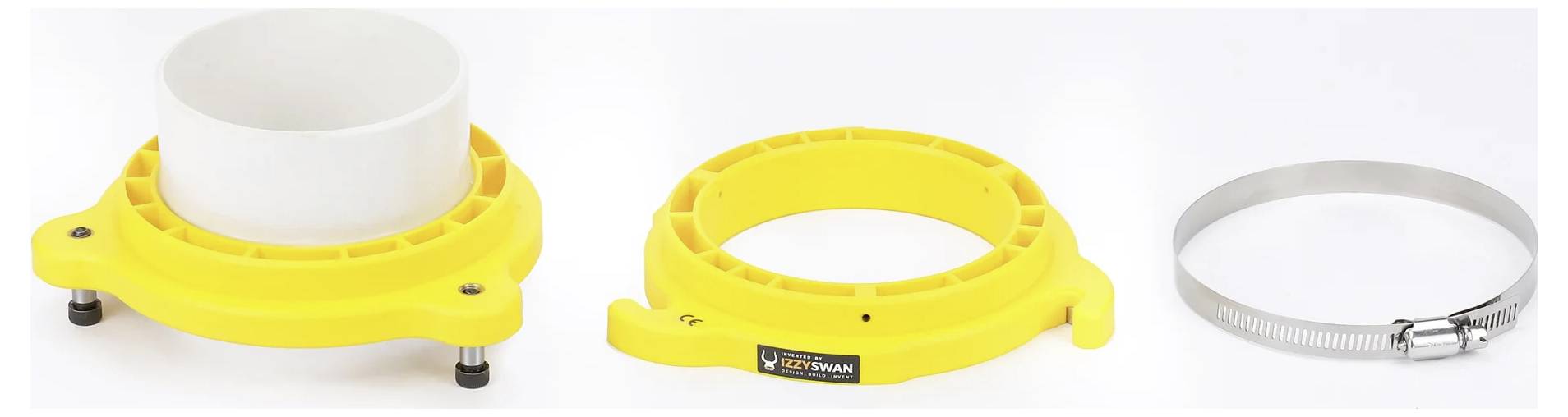Drei gelbe Kunststoffkomponenten, zwei davon mit unterschiedlichen Ringstrukturen, und eine Metallschlauchschelle, wahrscheinlich für die Rohrinstallation oder -reparatur verwendet.