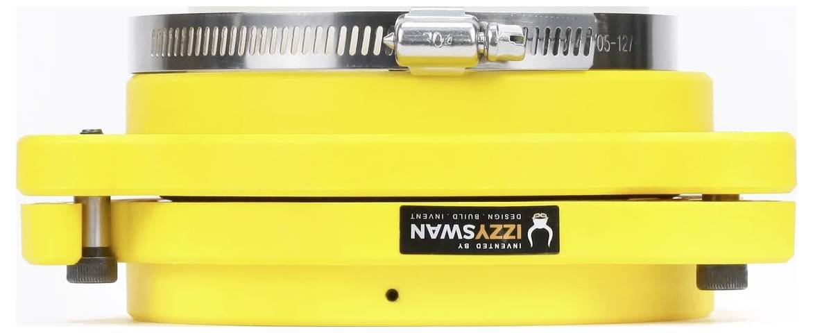 Ein gelbes Nivelliergerät mit einer Metallverstellklemme oben, versehen mit einem Etikett mit der Aufschrift 'IZZYSWAN', das Design- und Herstellungsdetails anzeigt.