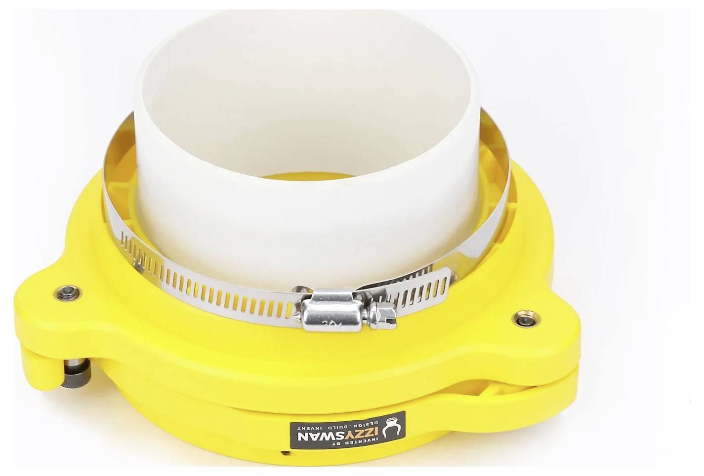 Ein gelbes Plastikwerkzeug mit einem kreisförmigen weißen Halter und einer Metallklemme, das zum Abstützen und Befestigen von Rohren oder ähnlichen Strukturen verwendet wird.