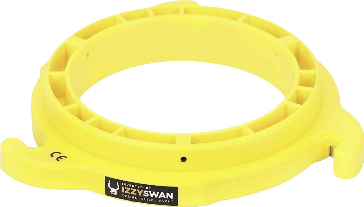 Ein gelber Plastikring mit der Aufschrift „Erfunden von Izzy Swan.