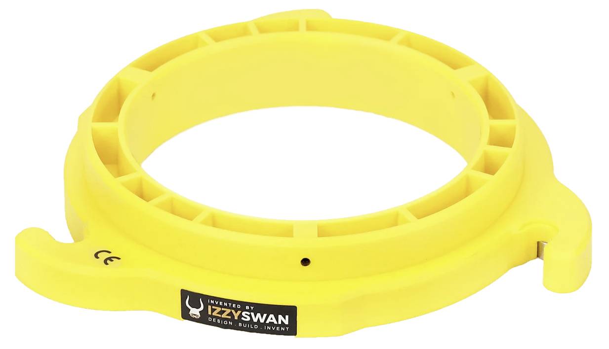 Eine kreisförmige gelbe Plastik-Sägeblattabdeckung, entworfen von Izzy Swan, mit einem Sicherheitswarnungssymbol und Firmenlogo.